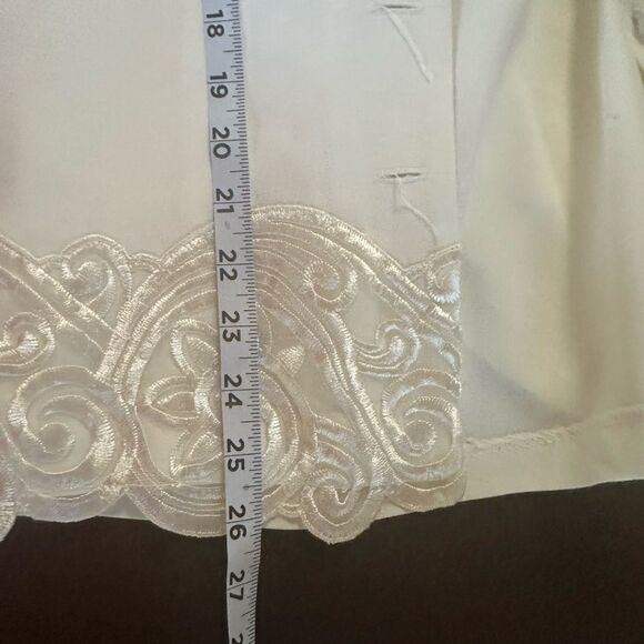 Vintage J.R. Nites Vest in Soft White. Detail on bottom and back tie. Size 3/4 - Picture 4 of 6